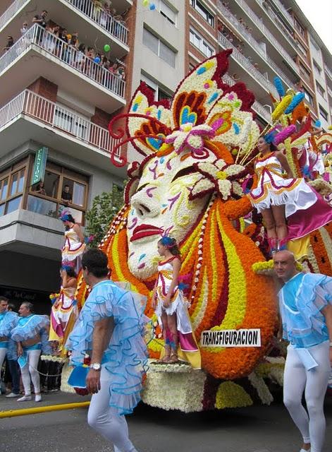MAGIA Y COLOR EN LA BATALLA DE LAS FLORES DE LAREDO MAGIA Y COLOR EN LA BATALLA DE LAS FLORES DE LAREDO