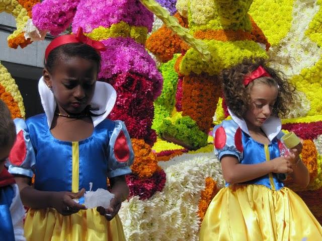 MAGIA Y COLOR EN LA BATALLA DE LAS FLORES DE LAREDO MAGIA Y COLOR EN LA BATALLA DE LAS FLORES DE LAREDO