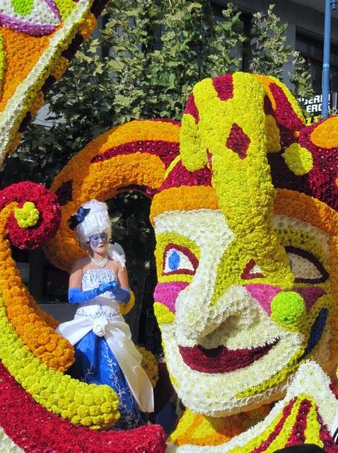 MAGIA Y COLOR EN LA BATALLA DE LAS FLORES DE LAREDO MAGIA Y COLOR EN LA BATALLA DE LAS FLORES DE LAREDO