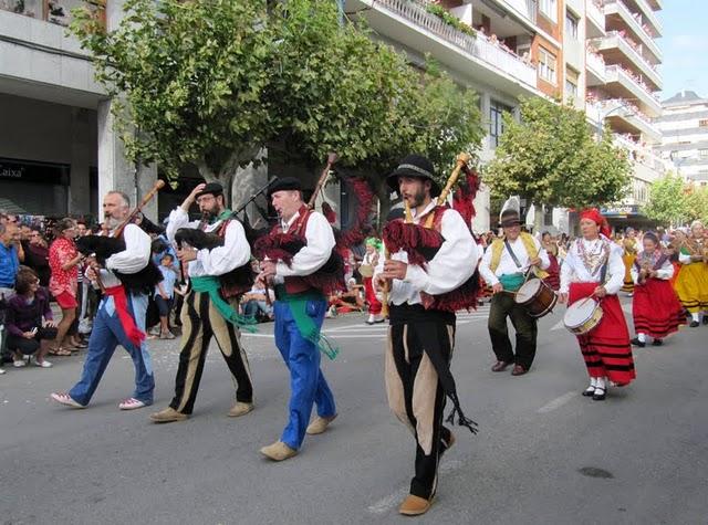MAGIA Y COLOR EN LA BATALLA DE LAS FLORES DE LAREDO MAGIA Y COLOR EN LA BATALLA DE LAS FLORES DE LAREDO