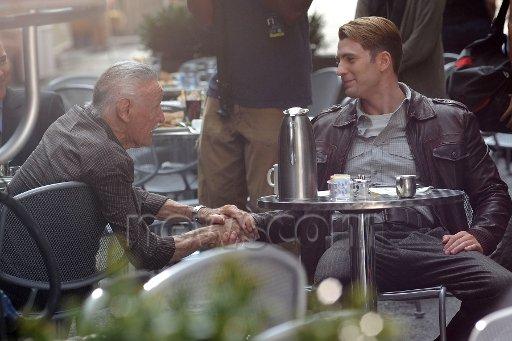 Stan Lee en el set de Los Vengadores Stan Lee en el set de Los Vengadores