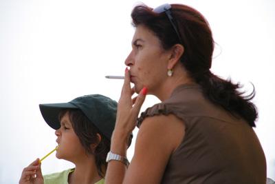 Los niños de padres fumadores pierden más días de clase