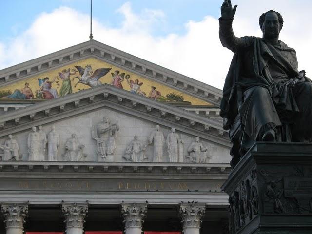 CALLEJEANDO EN MUNICH 2 : EL ISAR, MAX-JOSEPH PLATZ Y EL PALACIO RESIDENZ CALLEJEANDO EN MUNICH 2 : EL ISAR, MAX-JOSEPH PLATZ Y EL PALACIO RESIDENZ