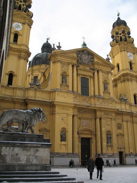 CALLEJEANDO EN MUNICH 2 : EL ISAR, MAX-JOSEPH PLATZ Y EL PALACIO RESIDENZ CALLEJEANDO EN MUNICH 2 : EL ISAR, MAX-JOSEPH PLATZ Y EL PALACIO RESIDENZ