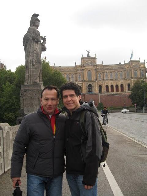 CALLEJEANDO EN MUNICH 2 : EL ISAR, MAX-JOSEPH PLATZ Y EL PALACIO RESIDENZ CALLEJEANDO EN MUNICH 2 : EL ISAR, MAX-JOSEPH PLATZ Y EL PALACIO RESIDENZ