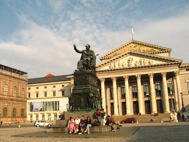CALLEJEANDO EN MUNICH 2 : EL ISAR, MAX-JOSEPH PLATZ Y EL PALACIO RESIDENZ CALLEJEANDO EN MUNICH 2 : EL ISAR, MAX-JOSEPH PLATZ Y EL PALACIO RESIDENZ