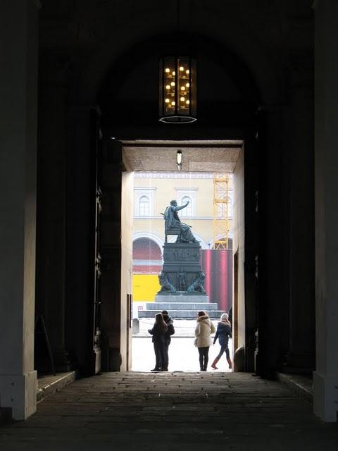 CALLEJEANDO EN MUNICH 2 : EL ISAR, MAX-JOSEPH PLATZ Y EL PALACIO RESIDENZ CALLEJEANDO EN MUNICH 2 : EL ISAR, MAX-JOSEPH PLATZ Y EL PALACIO RESIDENZ