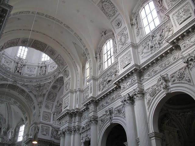 CALLEJEANDO EN MUNICH 2 : EL ISAR, MAX-JOSEPH PLATZ Y EL PALACIO RESIDENZ CALLEJEANDO EN MUNICH 2 : EL ISAR, MAX-JOSEPH PLATZ Y EL PALACIO RESIDENZ