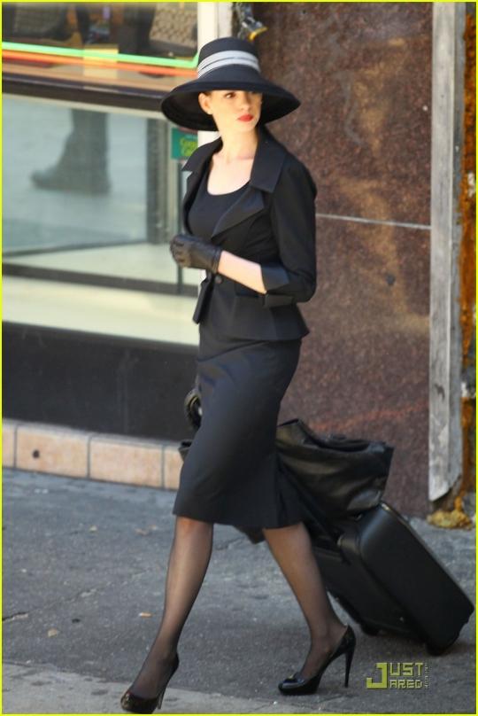 DKR Anne Hathaway y Christian Bale, vestidos para la ocasión en el set de rodaje