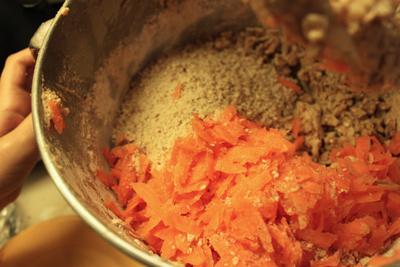 anadir-zanahoria-y-nueces Tarta de zanahoria con almendras