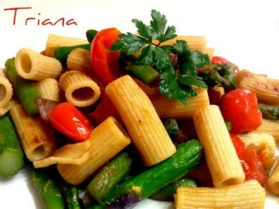 Macarrones integrales con trigueros, setas y tomates Cherry Macarrones integrales con trigueros, setas y tomates Cherry