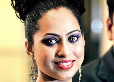 Curiosidades: Optometrista crea las primeras lentes de contacto con diamantes incrustados y chapadas en oro de 18 quilates Curiosidades: Optometrista crea las primeras lentes de contacto con diamantes incrustados y chapadas en oro de 18 quilates