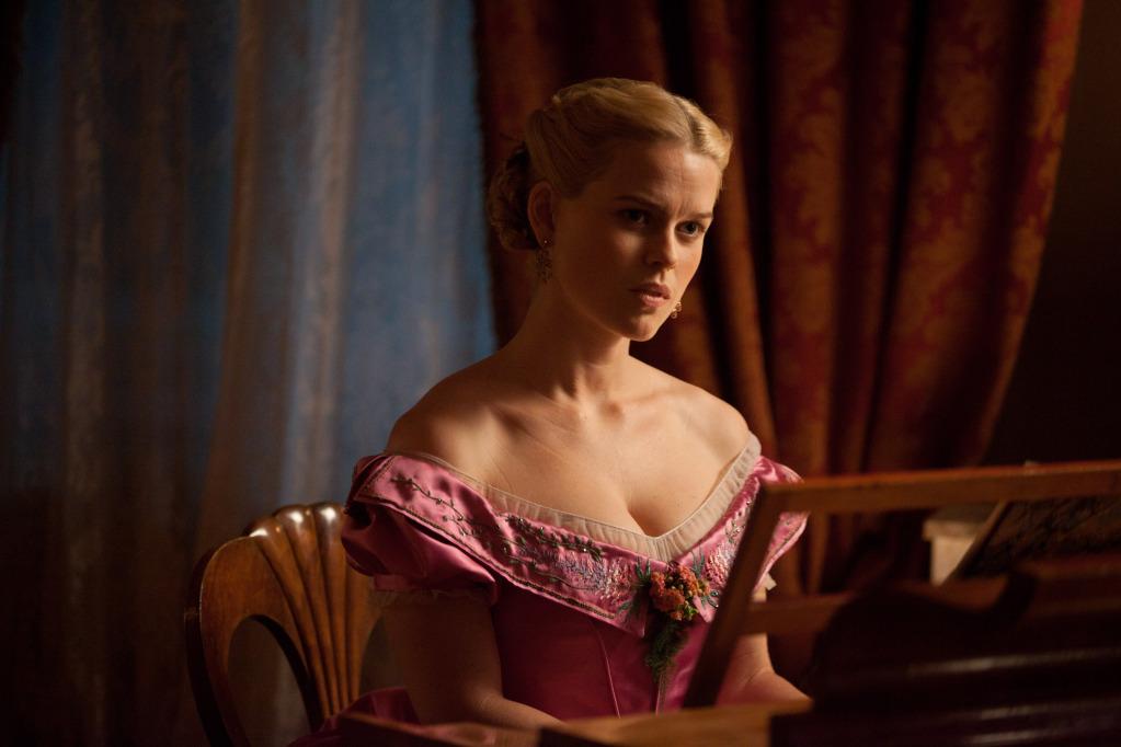 Nueva imagen de Alice Eve en The Raven