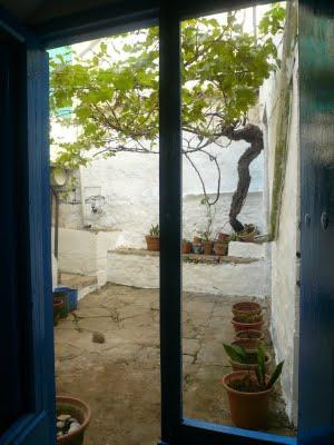 Un patio andaluz: el azulete Un patio andaluz: el azulete