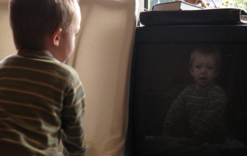¿La publicidad televisiva es peligrosa para los menores de 12 años?