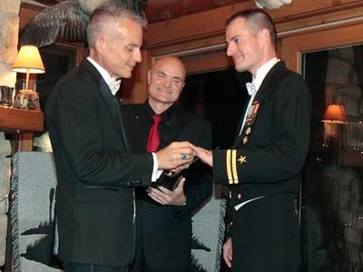 El primer militar gay que contrae matrimonio en EEUU