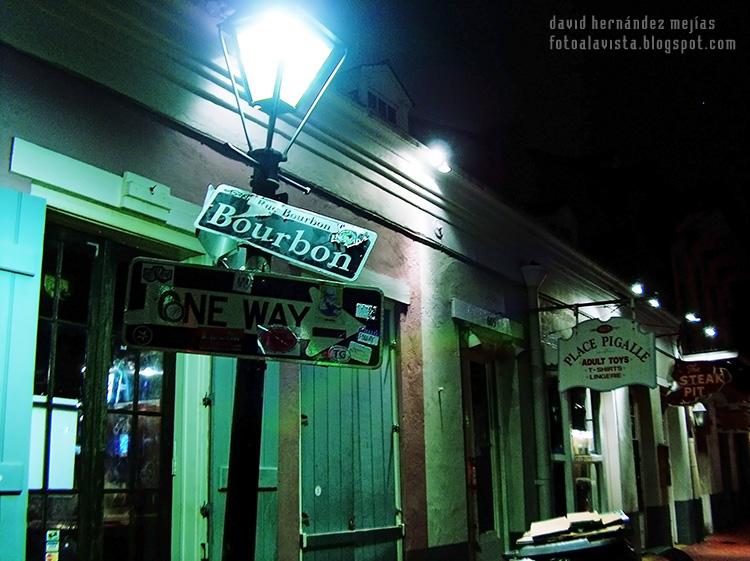 Fotografía nocturna a la luz de las farolas realizada en Bourbon Street, Nueva Orleans, Estados Unidos