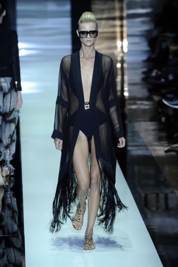 Gucci: vestido negro largo asimétrico