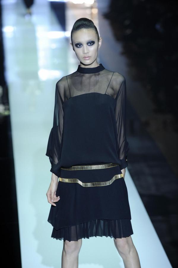 Gucci: vestido negro corto con transparencias