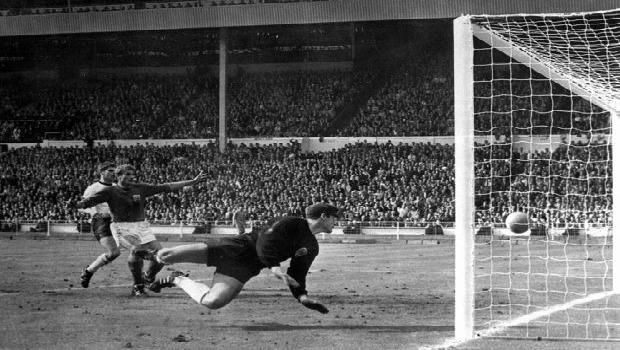 Goles Deluxe Retro (II): El “gol fantasma” de Geoff Hurst