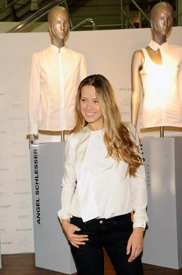 Petra Nemcova y diseñadores españoles presentan en El Corte Inglés una colección de camisas blancas solidarias