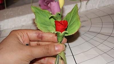 Como hacer un bouquet de flores o alambrar flores en pasta de goma
