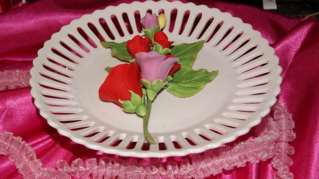 Como hacer un bouquet de flores o alambrar flores en pasta de goma