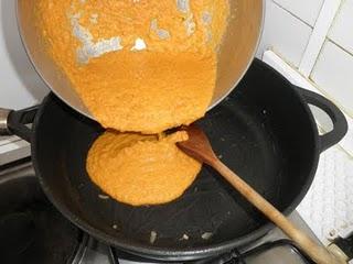 Taquitos de merluza con crema de langostinos y gulas salteadas con tomates secos Taquitos de merluza con crema de langostinos y gulas salteadas con tomates secos