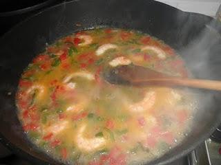 Taquitos de merluza con crema de langostinos y gulas salteadas con tomates secos Taquitos de merluza con crema de langostinos y gulas salteadas con tomates secos