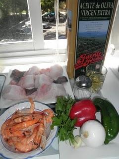 Taquitos de merluza con crema de langostinos y gulas salteadas con tomates secos Taquitos de merluza con crema de langostinos y gulas salteadas con tomates secos