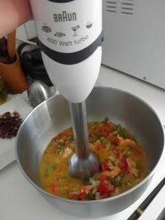 Taquitos de merluza con crema de langostinos y gulas salteadas con tomates secos Taquitos de merluza con crema de langostinos y gulas salteadas con tomates secos