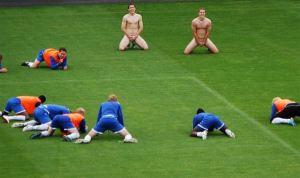 Entrenamiento al desnudo en el fútbol noruego.