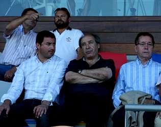 GARCIA LIÑARES PROPONE AUMENTOS PROGRESIVOS APARA EVITAR LA HUELGA El alcalde de Cerceda se presentará a presidente de la Gallega de Fútbol