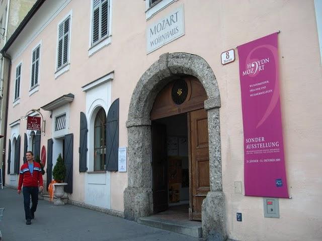 CALLEJEANDO EN SALZBURGO : SCHLOSS MIRABELL, MAKARPLATZ Y KAPUZINERBERG