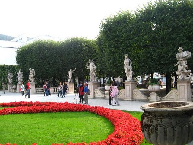 CALLEJEANDO EN SALZBURGO : SCHLOSS MIRABELL, MAKARPLATZ Y KAPUZINERBERG