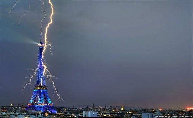 El rayo que golpea la Torre Eiffel