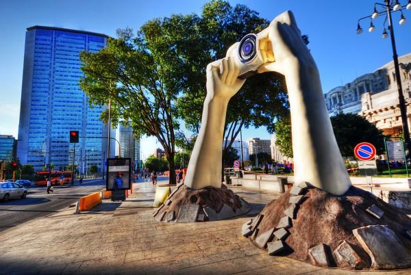 Unas manos gigantes para dar a conocer la nueva cámara de Nikon Unas manos gigantes para dar a conocer la nueva cámara de Nikon