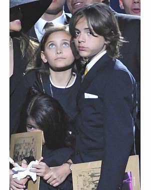 Hijos de Jackson, en shock al ver su cadaver Hijos de Jackson, en shock al ver su cadaver