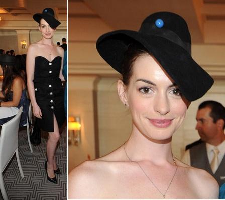 Estilismos para olvidar: Anne Hathaway con sombrerito negro