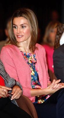Dña. Letizia inaguró el VII Congreso Nacional Ciéntifico Familiar en Barcelona. Analizamos su look Dña. Letizia inaguró el VII Congreso Nacional Ciéntifico Familiar en Barcelona. Analizamos su look