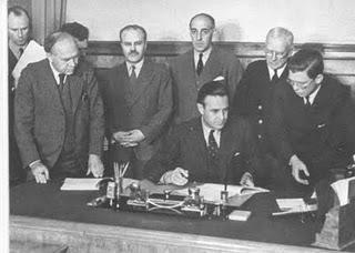 Una misión anglo-americana se reúne con el diablo en Moscú - 01/10/1941. Una misión anglo-americana se reúne con el diablo en Moscú - 01/10/1941.