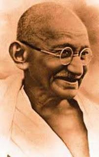 ¿CUÁLES SON LOS FACTORES QUE DESTRUYEN AL SER HUMANO?. Mahatma Gandhi