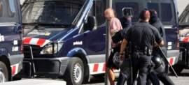 Los Mossos se llevan a un indignado detenido en la Ciutat de la In-Justícia Los Mossos se llevan a un indignado detenido en la Ciutat de la In-Justícia