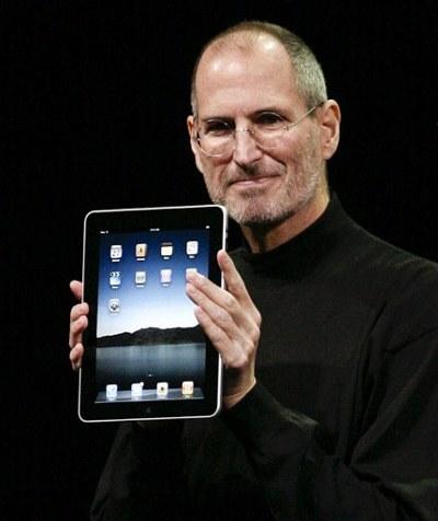 Steve Jobs, a la época CEO de Apple Inc., enseña a los medios de comunicación la tableta iPad en esta imagen del 27 de enero de 2010(Foto: AFP PHOTO | Files - Ryan ANSON) Steve Jobs, a la época CEO de Apple Inc., enseña a los medios de comunicación la tableta iPad en esta imagen del 27 de enero de 2010(Foto: AFP PHOTO | Files - Ryan ANSON)