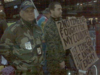 Un grupo de Marines veteranos de guerra anuncia su apoyo a los manifestantes Occupy Wall Street