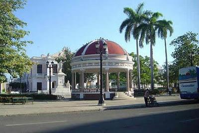 Siempre esplendorosa la escultura de José Martí en Cienfuegos Siempre esplendorosa la escultura de José Martí en Cienfuegos