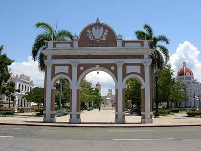 Siempre esplendorosa la escultura de José Martí en Cienfuegos Siempre esplendorosa la escultura de José Martí en Cienfuegos