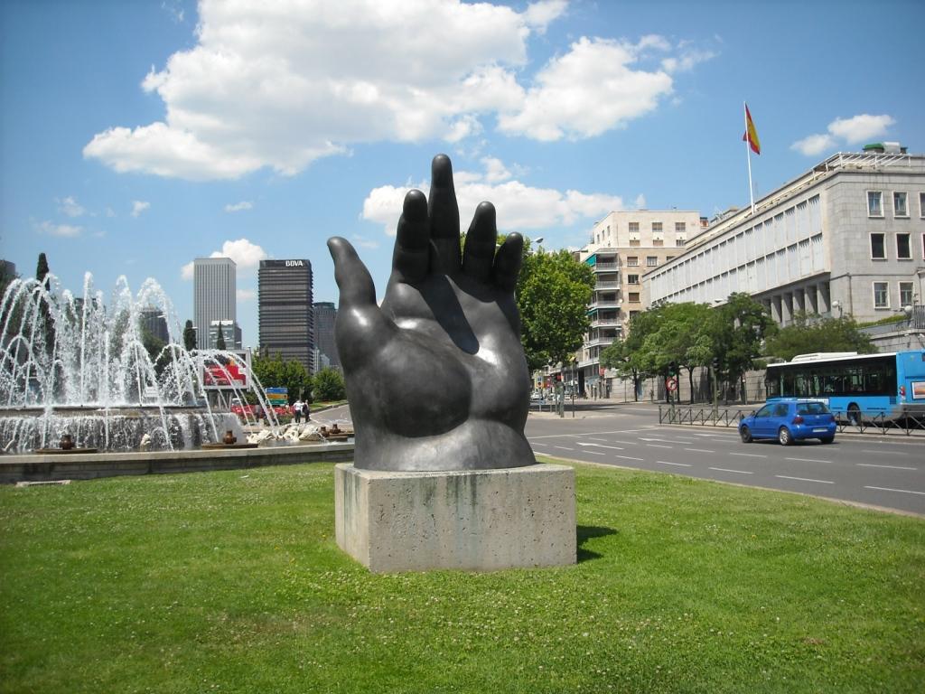 Mano_DSCN0141 Arte en la Ciudad, exuberante ejemplo del Maestro Botero en el madrileño Paseo de la Castellana - España