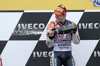 Stoner devuelve a Honda a lo más alto con su segundo título mundial de MotoGP ganando en Australia una carrera sin Lorenzo