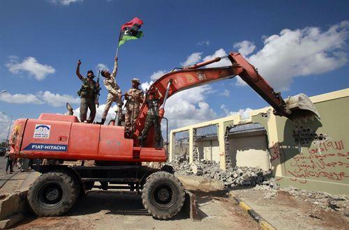 Las excavadoras tiran el complejo residencial de Gadafi
